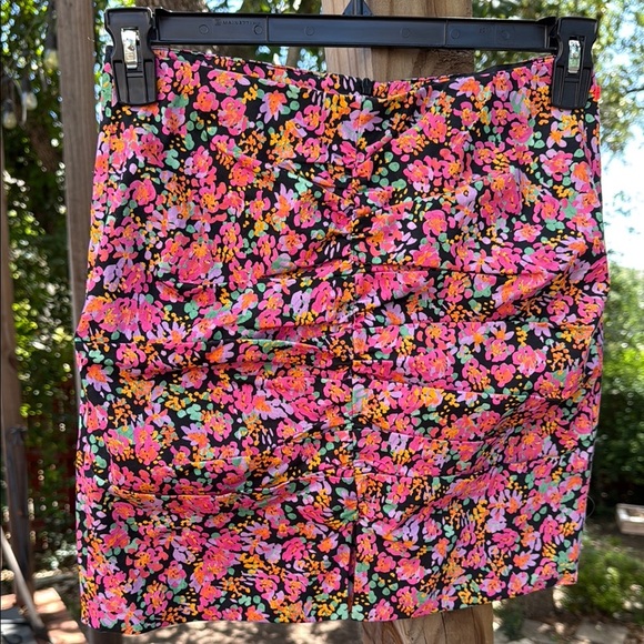 Women’s Zara Pink Rose Floral Ruched Skirt Size M - Picture 1 of 2